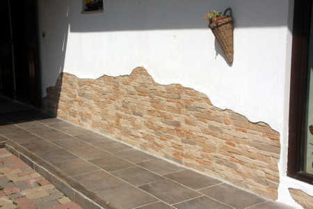 Finta pietra Cortina 001 su muro con problemi di umidità di risaita e salnitro